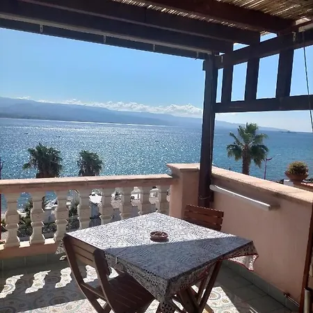 Blue Eden Strait Apartment *